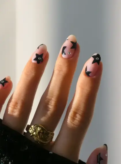 25 Short Christmas Nail Ideas That Are Festive and Easy to Wear — GlowNailDesigns
